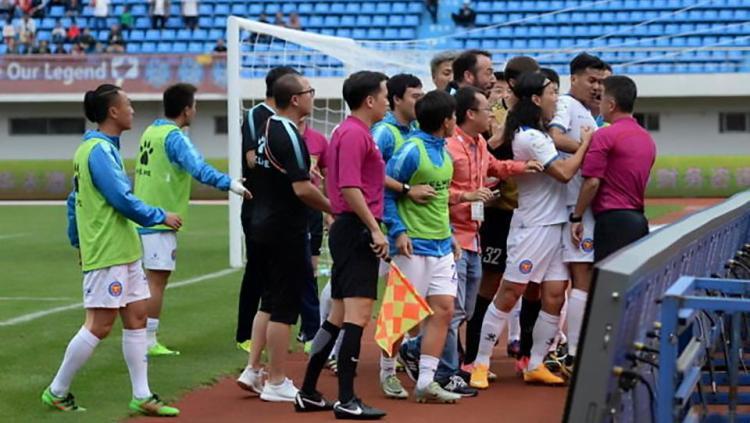 Kericuhan pemain Zhejiang Yiteng vs Yunnan Lijiang. - INDOSPORT