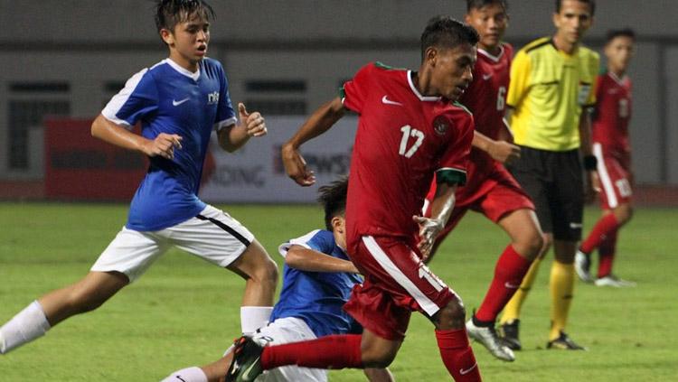 Hamsa Lestaluhu (17) melewati hadangan pemain Singapura. Copyright: Twitter@PSSI