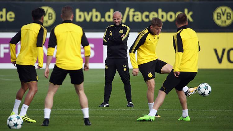 Peter Bosz (tengah) Borussia Dortmund saat sedang latihan. Copyright: INDOSPORT