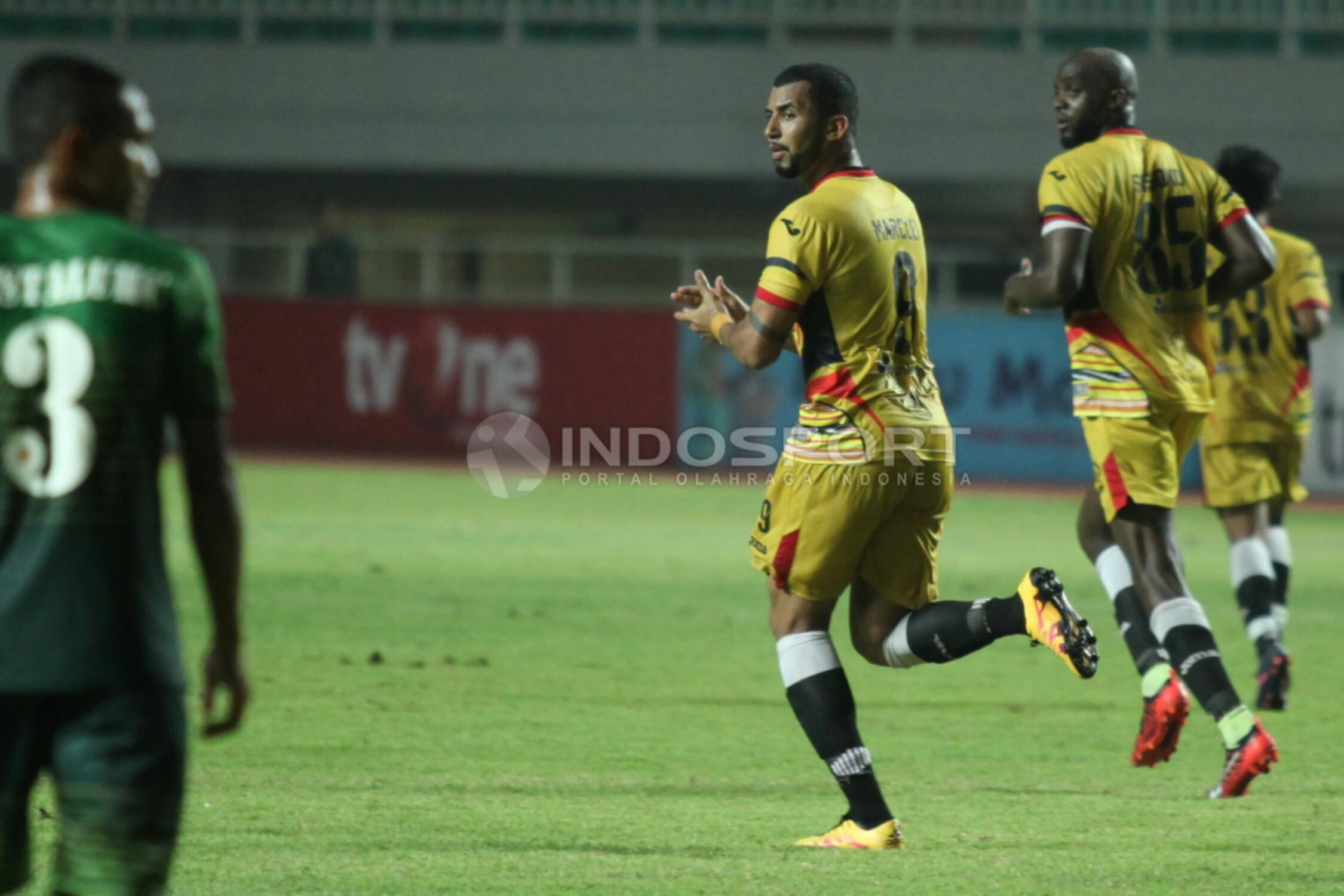 Striker Mitra Kukar, Marclei Santos (ketiga dari kanan) memberi semangat kepada rekan-rekannya usai mencetak gol lewat tendangan penalti. Copyright: Herry Ibrahim/INDOSPORT