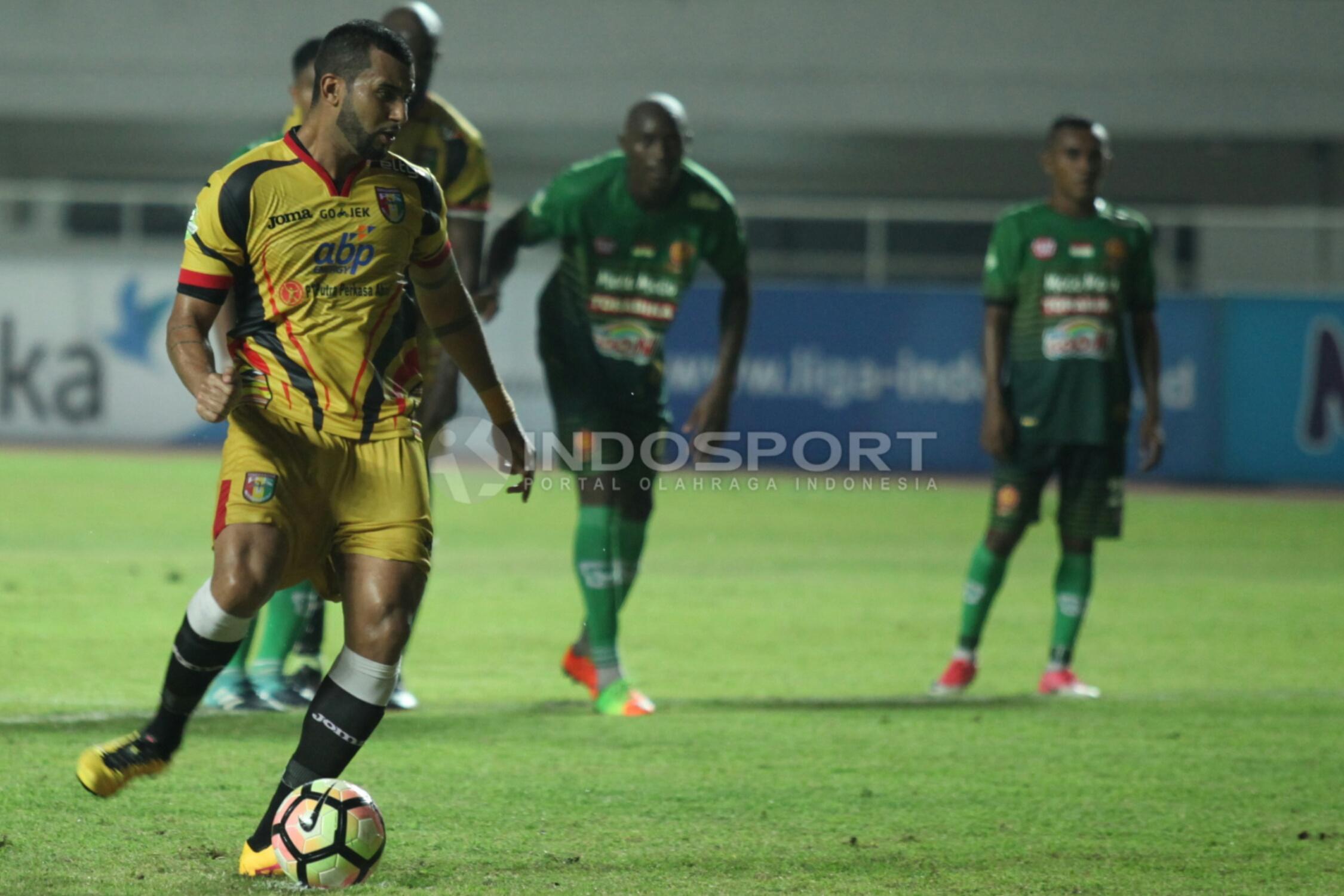 Aksi Striker Mitra Kukar, Marclei Santos (kiri) mengeksekusi penalti.