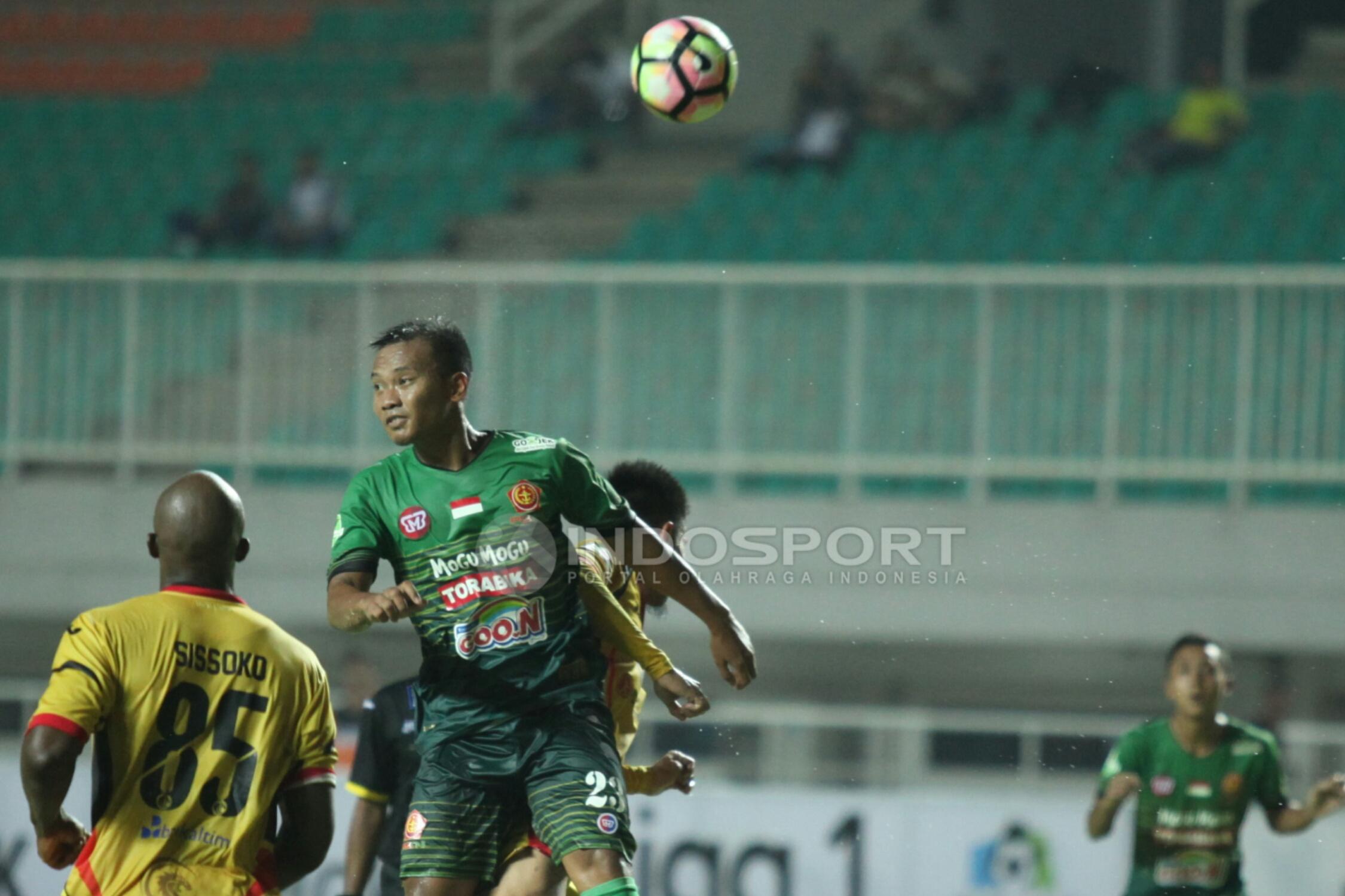 Duel udara pemain PS TNI, Wawan Febrianto dengan pemain Mitra Kukar.