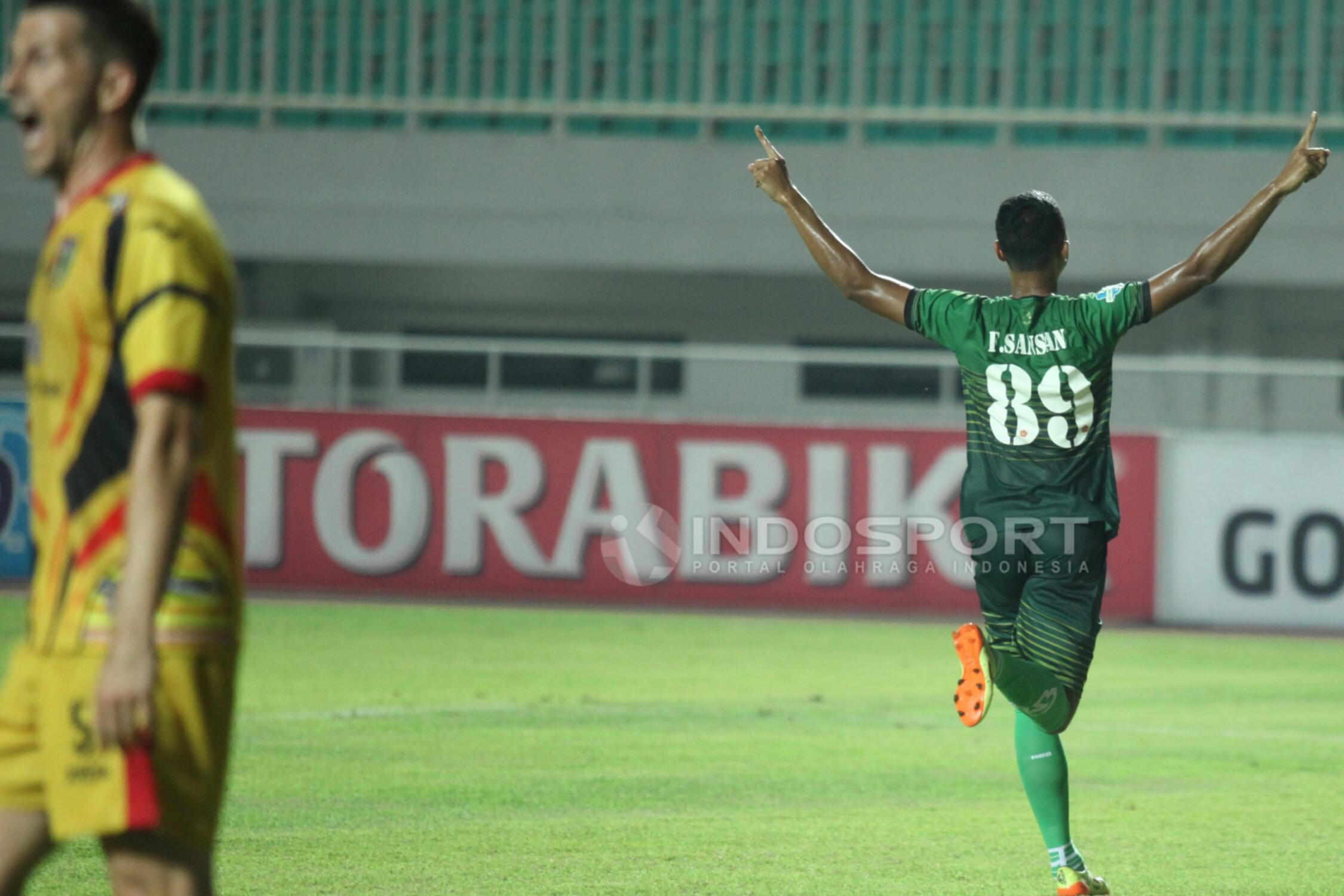 Selebrasi pemain PS TNI, Sansan Fauzi (kanan) usai mencetak gol kedua ke gawang Mitra Kukar di Liga 1.
