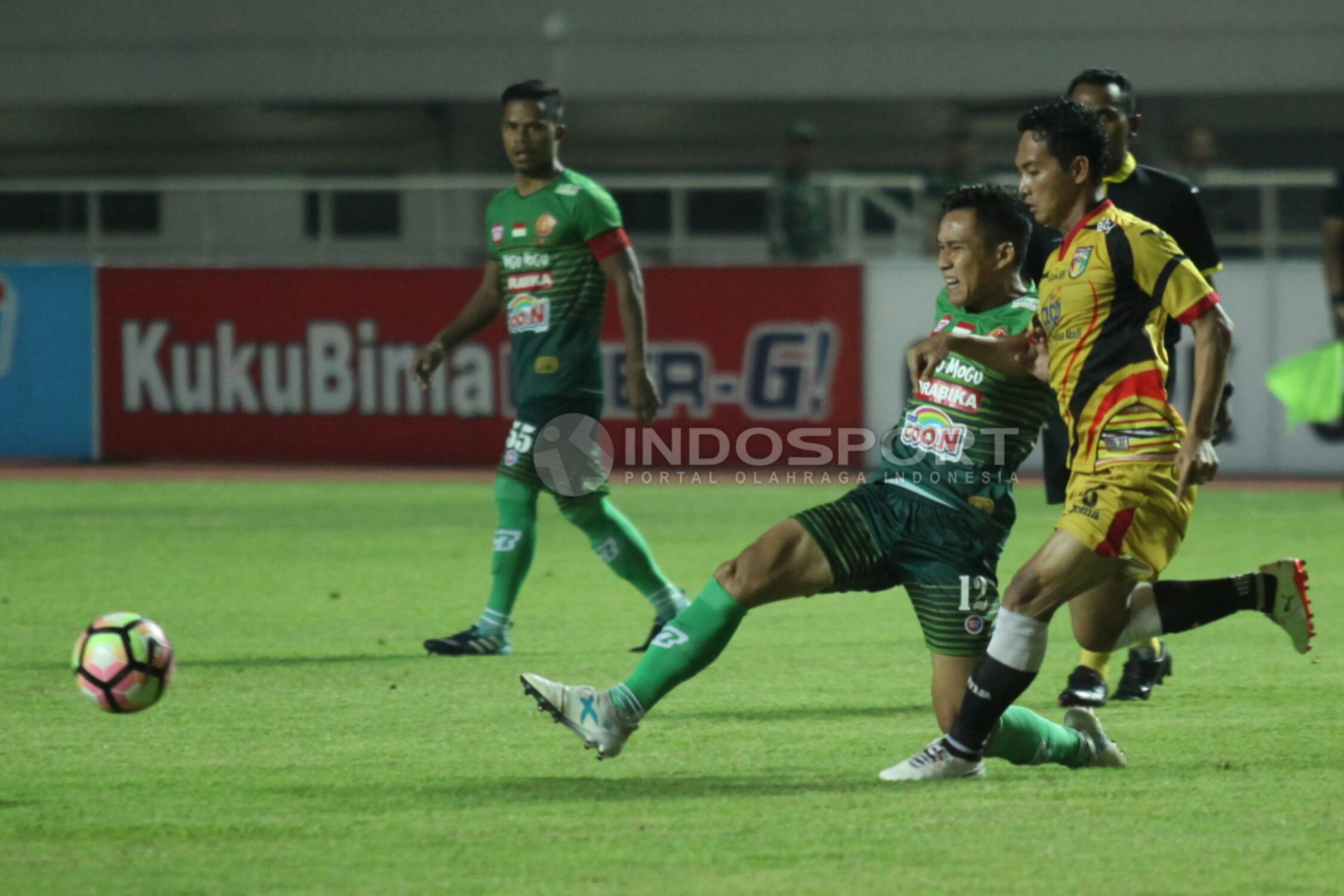 Aksi pemain PS TNI, Erwin Ramdani dihadang ketat pemain Mitra Kukar.