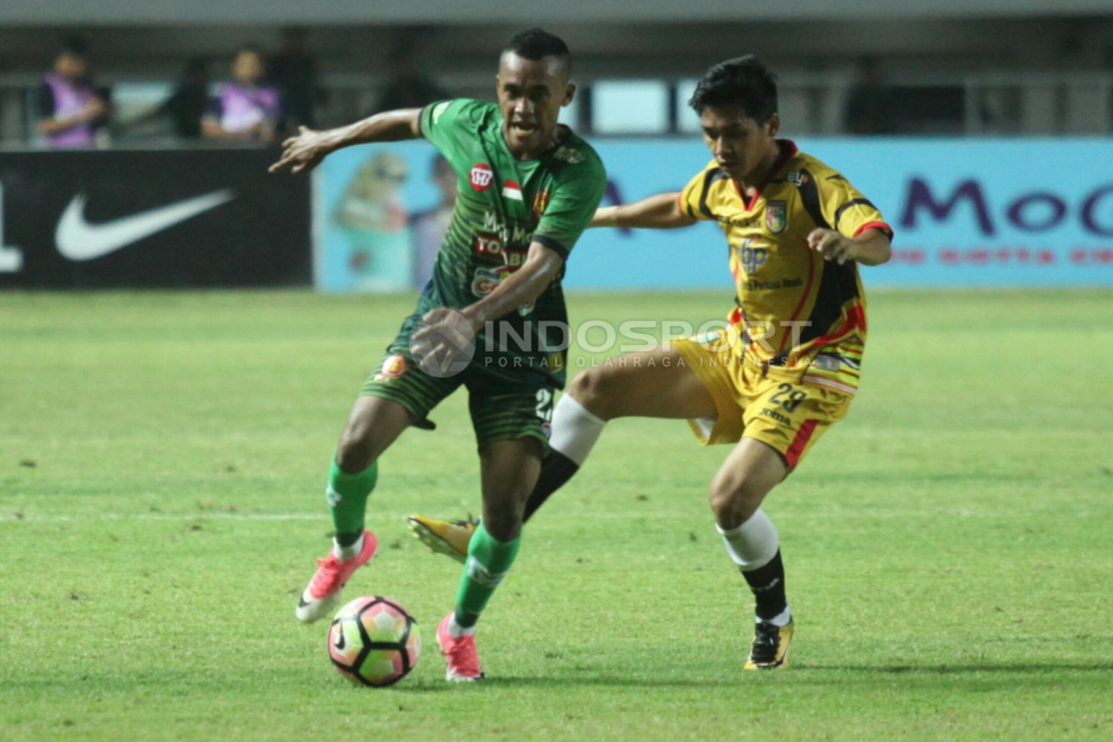 Duel pemain PS TNI, Ganjar Mukti (kiri) dengan pemain Mitra Kukar.