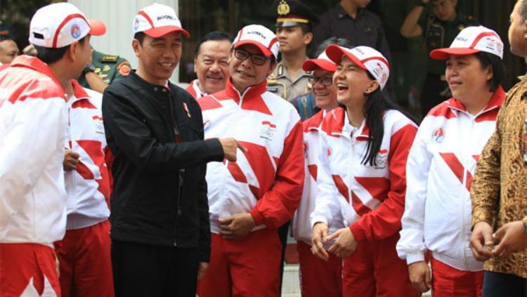 Presiden Jokowi bersama Rita Widyasari saat pelepasan Kontingen Indonesia untuk SEA Games 2017. - INDOSPORT