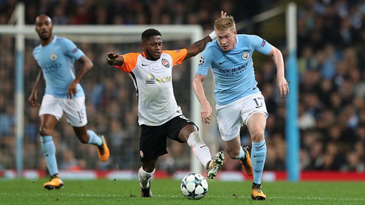 Fred dan Kevin De Bruyne berebut bola. Copyright: INDOSPORT