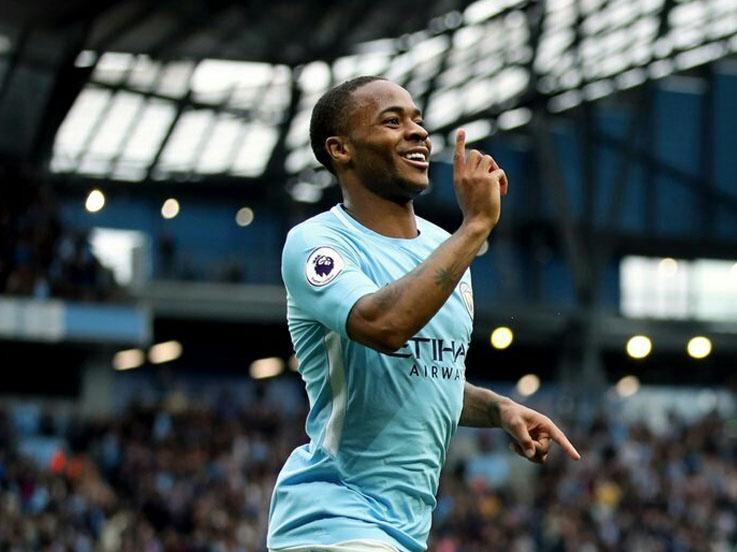 Selebrasi Raheem Sterling usai bobol gawang Shakhtar Donetsk. Copyright: Twitter @MCIFrance