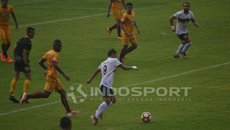 Aksi Samsul Arif saat melawan Sriwijaya FC. Copyright: INDOSPORT/Muhammad Effendi