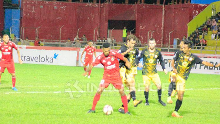 Vendry Mofu tak mampu menyelamatkan Semen Padang dari kekalahan atas Barito Putera. Copyright: INDOSPORT/Taufik Hidayat