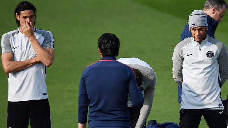 Neymar dan Edinson Cavani saat mendengarkan instruksi dari Unai Emery. Copyright: INDOSPORT