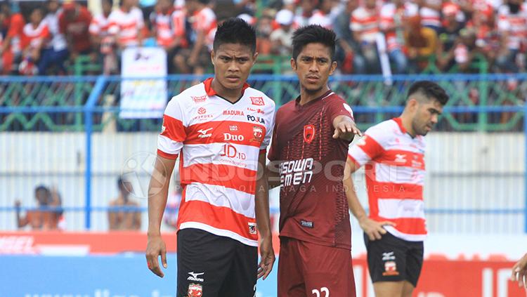 Fachrudin Wahyudi Aryanto (kiri) dan pemain PSM Makassar. Copyright: Ian Setiawan/INDOSPORT