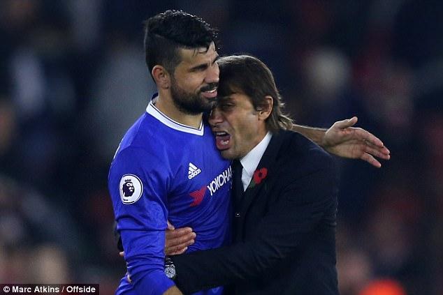 Keakraban Antonio Conte dan Diego Costa musim lalu. Copyright: Daily Mail