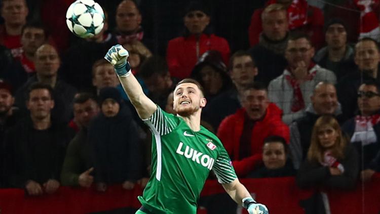 Kiper Spartak Moscos, Alexander Selikhov dalam aksinya dalam penyelamatan. Copyright: INDOSPORT