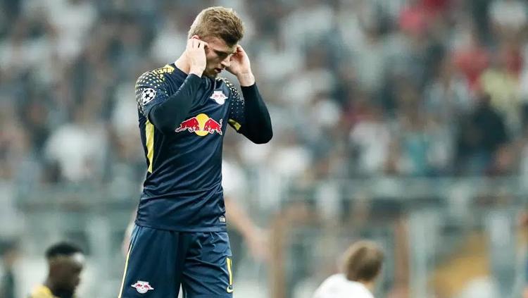 Timo Werner harus tutupi telinga karena tak kuat dengan berisiknya suporter Besiktas. Copyright: The Sun