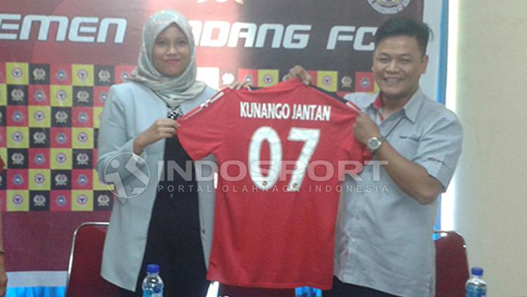 Prosesi penandatanganan kontrak antara Semen Padang dengan sponsor. Copyright: INDOSPORT/Taufik Hidayat