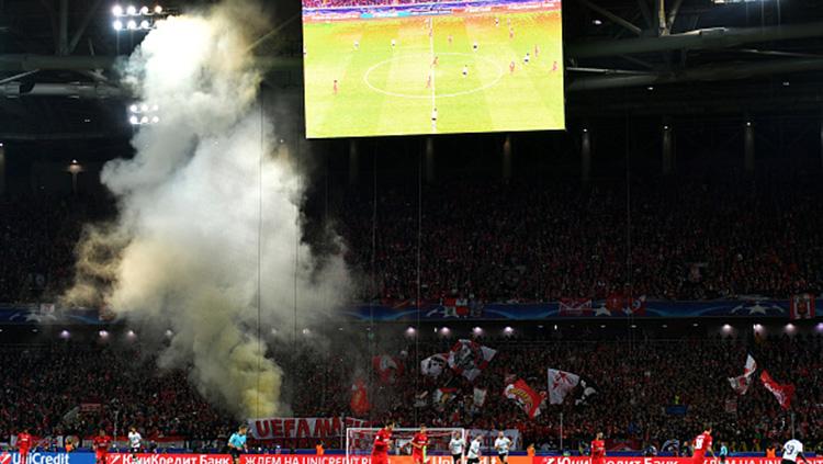 Kondisi stadion ketika fans Spartak Moscow menyalakan granat asap. Copyright: INDOSPORT