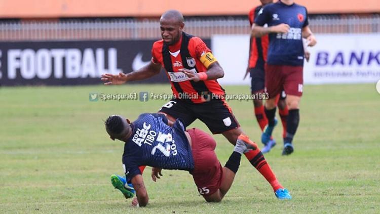 Duel keras antara Boaz Solossa dan Titus Bonai. Copyright: Instagram @Persipurapapua1963