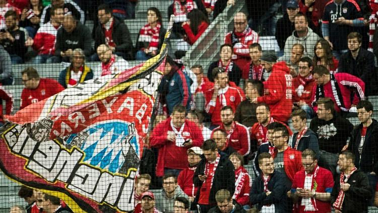 Suporter Bayern Munchen terlihat memberikan makian kepada Duta Piala Dunia 2022 terkait dengan pernyataan kontroversialnya. - INDOSPORT