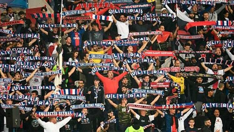 Suporter Paris Saint-Germain dalam laga kontra Bayern Munchen. Copyright: INDOSPORT