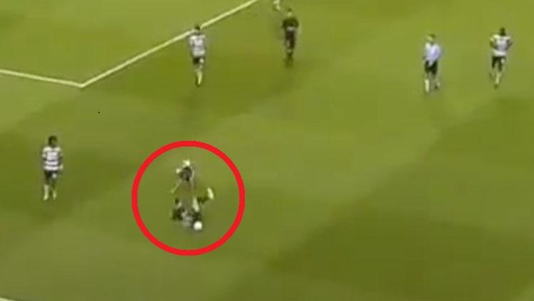 Lionel Messi dijaga pemain Sporting Lisbon.