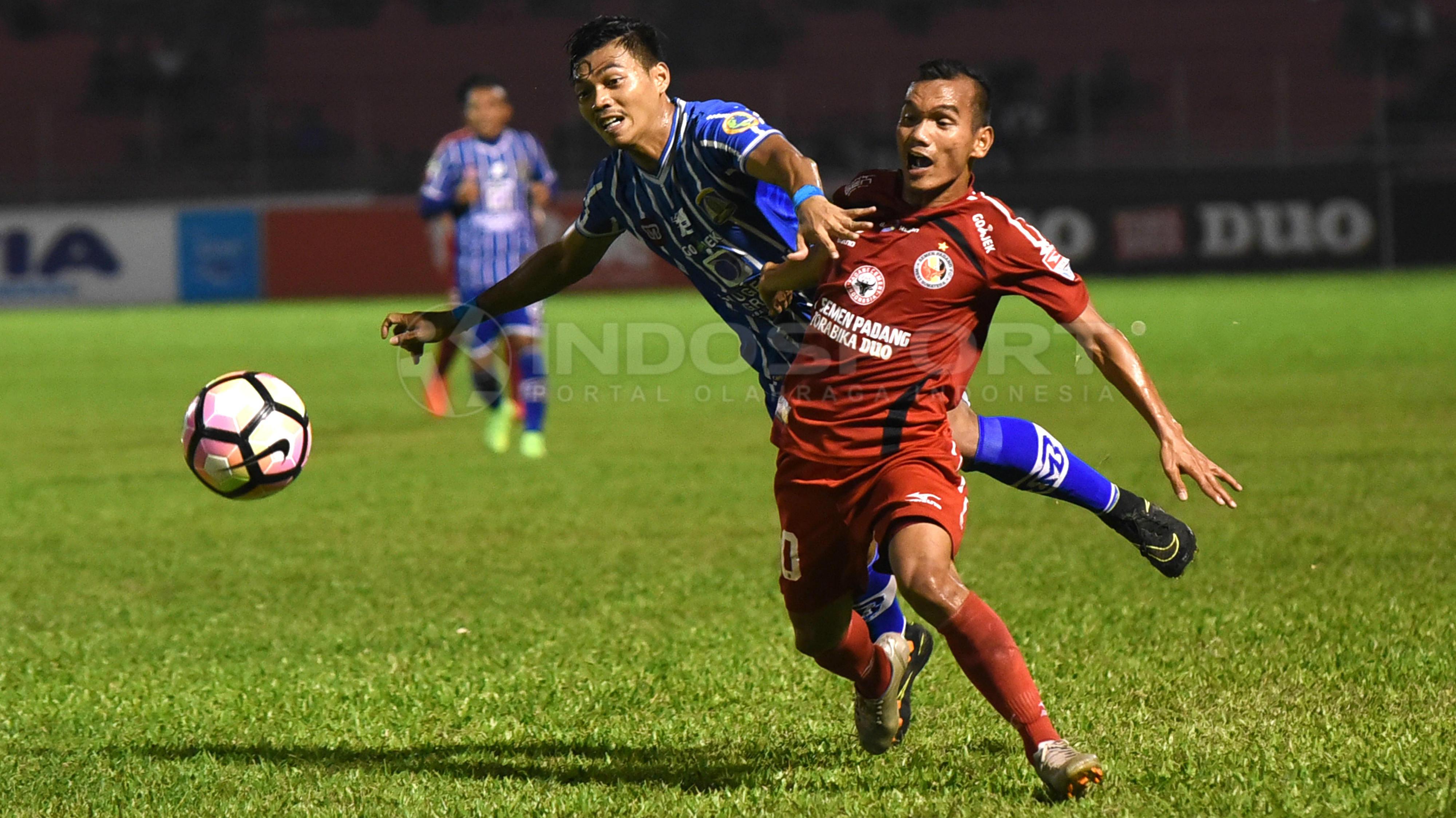 Riko Simanjuntak (Merah) kala berjibaku dengan pemain Persiba Balikpapan. Copyright: Taufik Hidayat/INDOSPORT