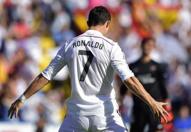 Gaya selebrasi khas Cristiano Ronaldo. Copyright: Goal.com