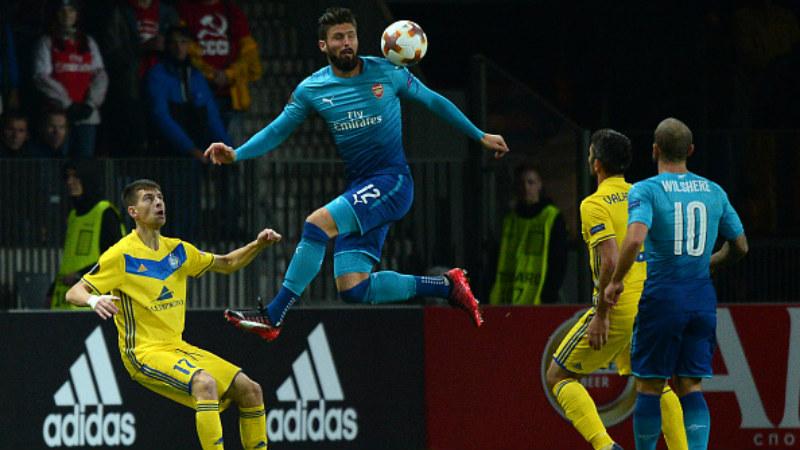 Olivier Giroud di tengah hadangan para pemain BATE. Copyright: INDOSPORT