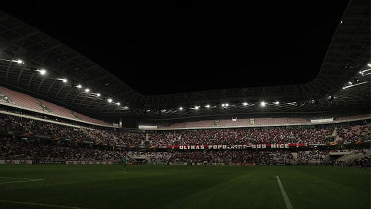 Kondisi Stadion Allianz Riviera saat terjadi pemadaman listrik. Copyright: getty images