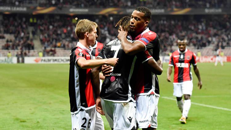 Allan Saint Maximin dan Alassane Plea lakukan selebrasi. Copyright: INDOSPORT