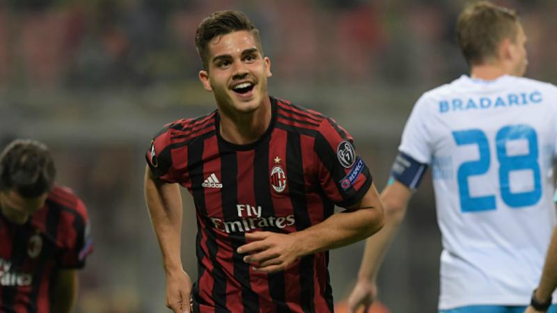 Andre Silva merayakan golnya.