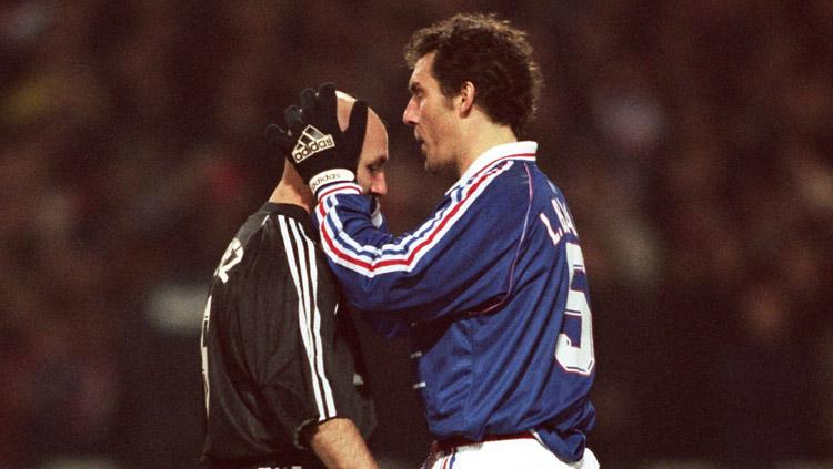 Laurent Blanc mencium kepala plontos Fabien Barthez.