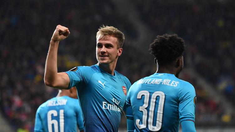 Rob Holding usai mencetak gol ke gawang Bate.