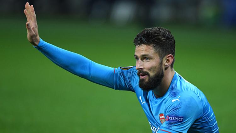 Olivier Giroud melambaikan tangannya pada laga Liga Champions melawan BATE Borisov Copyright: INDOSPORT