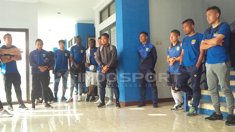 Pemain Persib Bandung saat mendengarkan instruksi dari Herrie Setyawan. Copyright: Arief Rahman/INDOSPORT