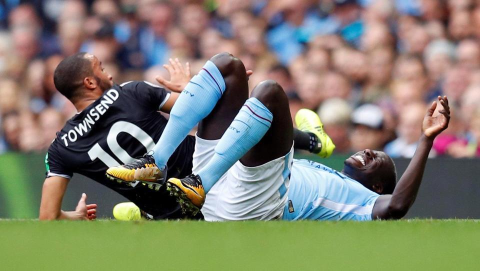 Benjamin Mendy mengalami cedera pecah ligamen lutut. Copyright: The Sun