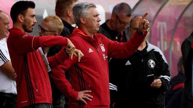 Deivde Ancelotti (kiri) dan Carlo Ancelotti (kanan) saat memberikan instruksi. Copyright: Independent.co.uk