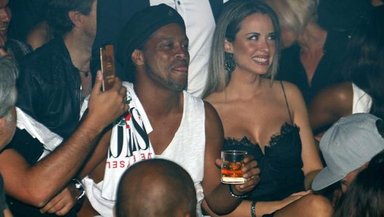 Ronaldinho saat menikmati pesta malam wanita. Copyright: mirror.co.uk