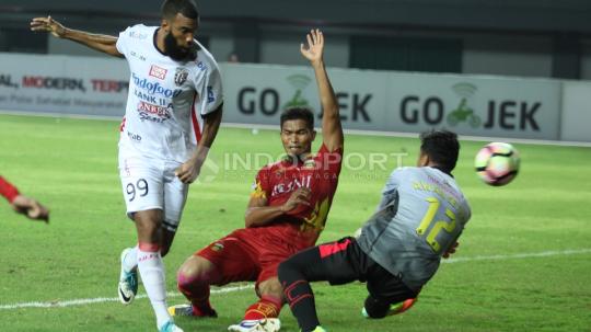 Proses terjadinya gol kedua Bali United yang dicetak oleh striker Sylvano Domunique Comvalius (kiri).