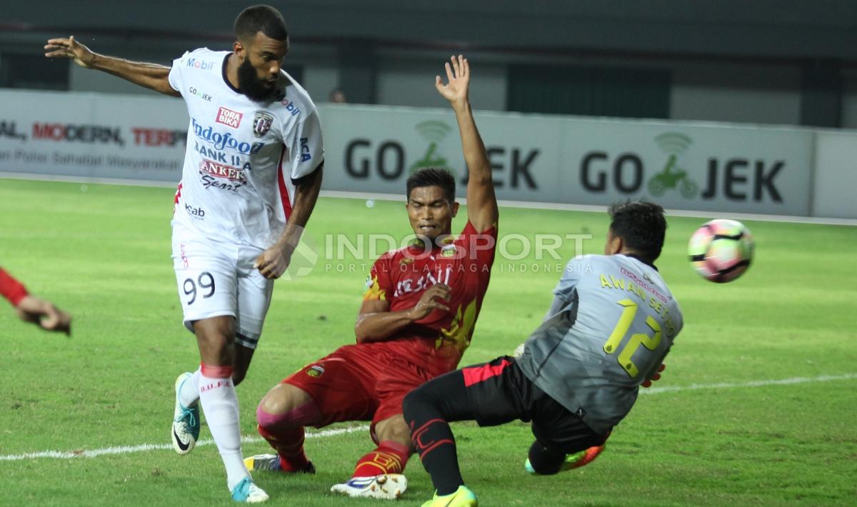 Proses terjadinya gol kedua Bali United yang dicetak oleh striker Sylvano Domunique Comvalius (kiri). Copyright: INDOSPORT/Herry Ibrahim