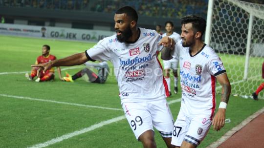 Selebrasi pemain Bali United, Sylvano Domunique Comvalius dan Stefano Lilipaly usai mencetak gol kedua.