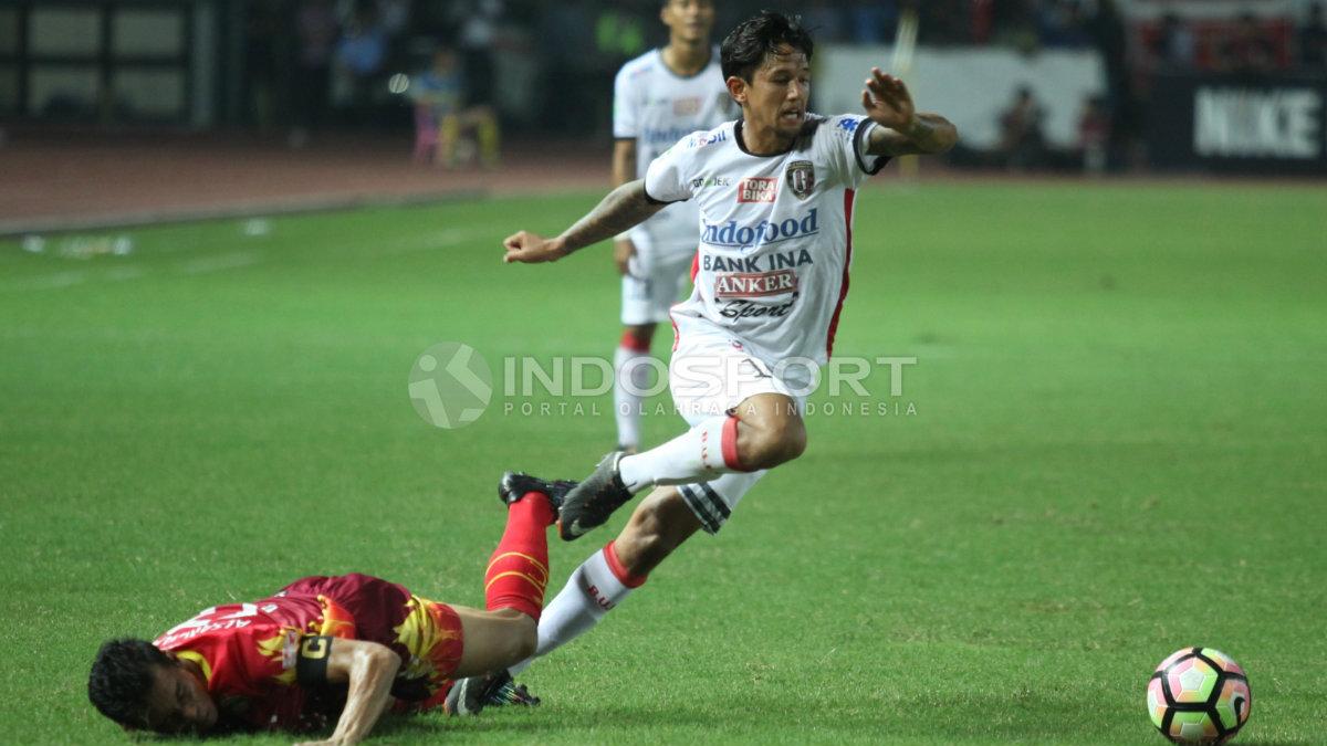 Aksi Irfan Bachdim (kanan) melewati hadangan pemain Bhanyangkara FC.