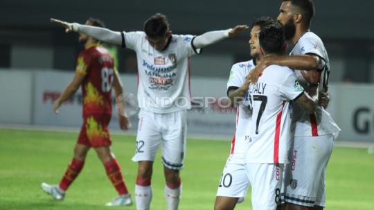 Selebrasi para pemain Bali United atas gol kedua yang dicetak Sylvano Domunique Comvalius lewat titik penalti.