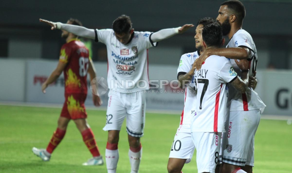 Selebrasi para pemain Bali United atas gol kedua yang dicetak Sylvano Domunique Comvalius lewat titik penalti. Copyright: INDOSPORT/Herry Ibrahim