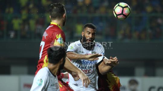 Duel udara striker Bali United, Sylvano Domunique Comvalius (tengah) dengah gelandang BFC, Paulo Sergio.