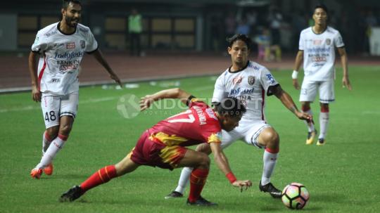 Aksi Irfan Bachdim berhasil merebut bola dari pemain BFC, Alsan Putra.