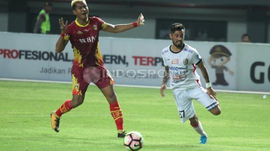 Aksi Stefano Lilipaly (kanan) melewati hadangan bek BFC, Jajang Mulyana.