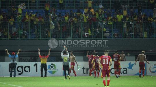 Penghormatan para pemain Bhayangkara FC kepada para suporter Baramania yang datang ke stadion.