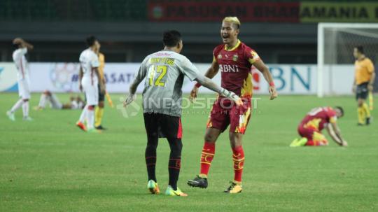 Ekspresi kegembiraan dua pemain BFC, Jajang Mulyana dan Awan Setho usai pertandingan.