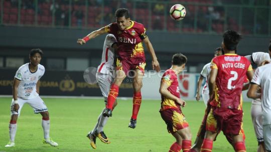 Duel udara antara pemain BFC dan Bali United.